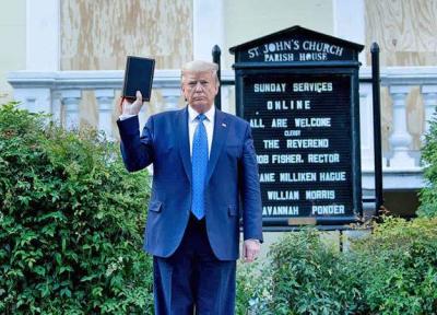 تصاویر ، رزمایش نظامی ترامپ در کاخ سفید برای عکس دریافت با کتاب مقدس